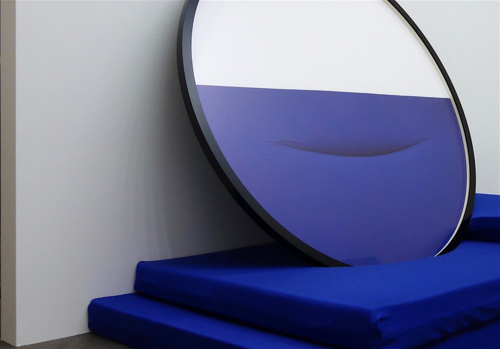 磯谷博史 ISOYA Hirofumi 「視差的仕草 (ブルー)」 “Parallax Gesture (Blue)”  2018, detail. Framed Lambda print, blue mattress, white wall